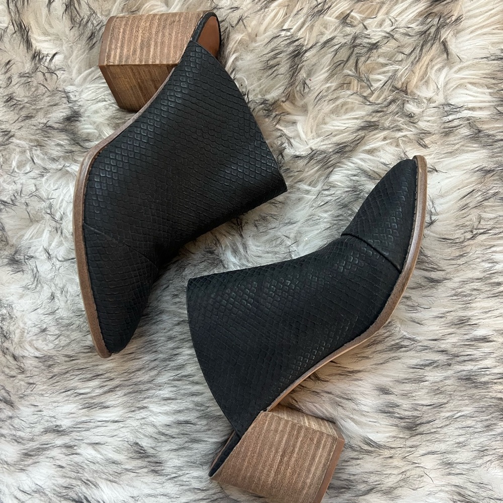Report | Snakeskin Mule
